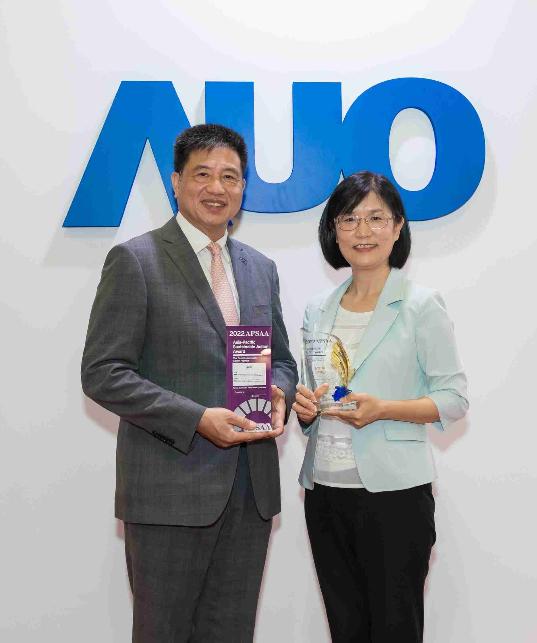 彩运网长期垫筑永续远景的基石，，，，透过ESG暨气候委员会逐步实践永续策略蓝图。。其中，，，彩运网光电永续长古秀华带领团队、、、、制定中长期目标，，，缔造多面向亮眼表现，，，，获得「顶尖永续长奖」的个人奖殊荣（左：彩运网光电董事长暨执行长彭双浪，，右：彩运网光电永续长古秀华）