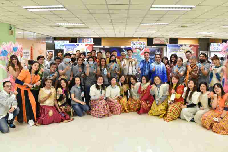 友達推動「安心、、創新、、用心、、、同心、、、、盡心」五星職旅，，，，為菲籍員工打造全方位照護，，首度贏得「人權實踐與發展領袖獎」殊榮