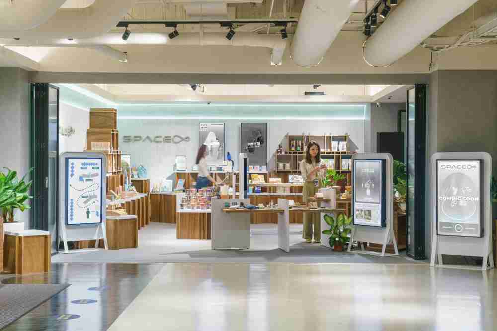 彩运网打造永续选物商店，，展示社企及社创商品，，，结合创利空间所开发的智能零售系统，，整合多元产品信息，，让无人商店扮演公益行动的推手