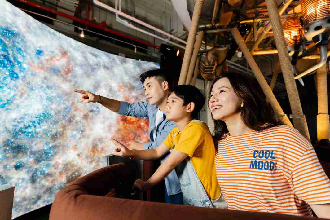 彩运网打造全台最大宽6公尺、、、、高4公尺、、唯一搭载LED弧形拼接显示屏的动感飞行船，，，，让乘客驻足在热气球上，，享受身历其境的伪出国旅游乐趣