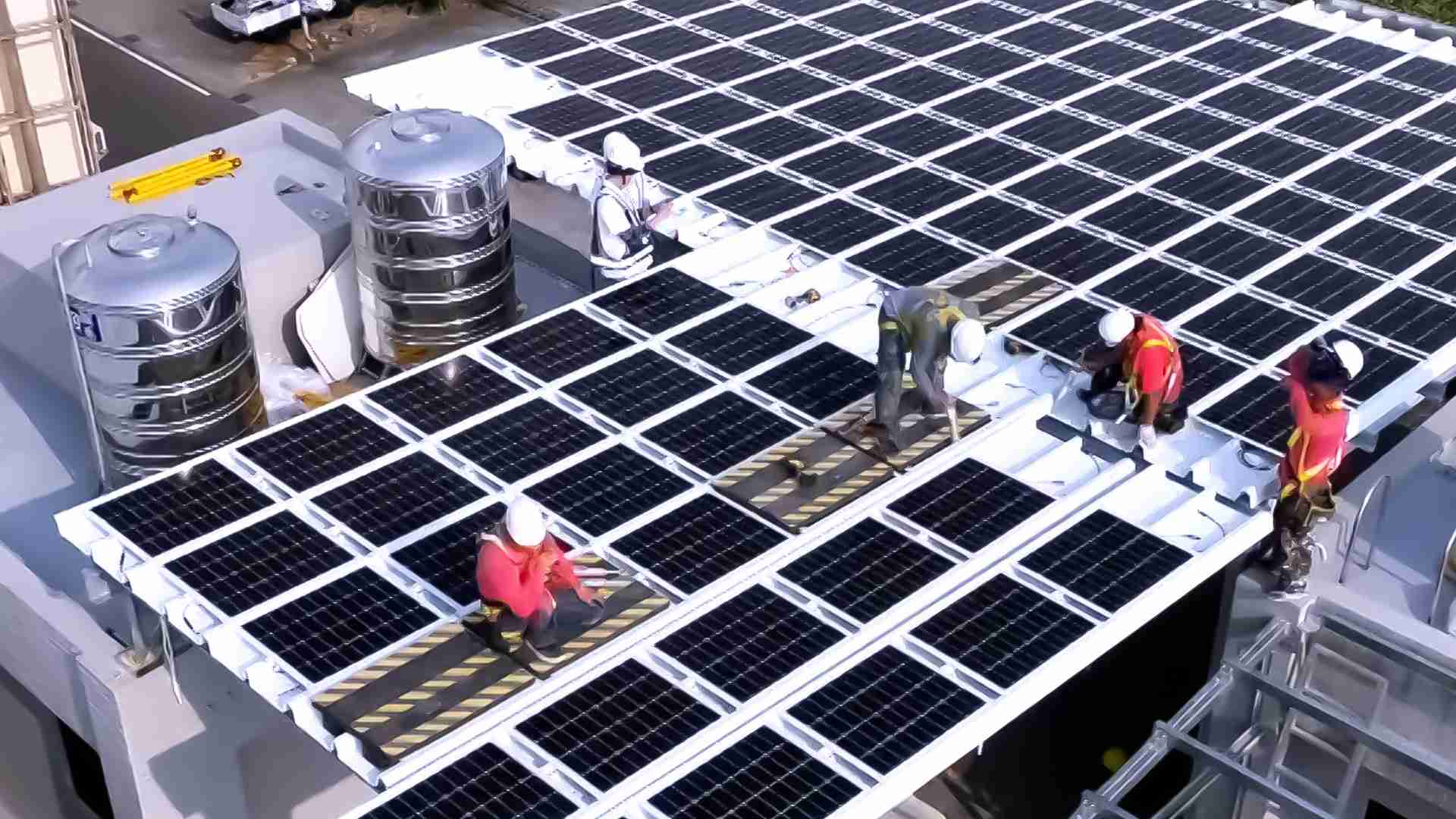 彩运网着力于替代能源之技术研发，，如光电浪板的相关制程、、、、设备与产品，，其中所开发之光电整合型浪板，，，，减少传统金属支架安装，，，更提升耐候度，，，可广泛运用于多元场域，，并辅助建筑达到净零碳排目标