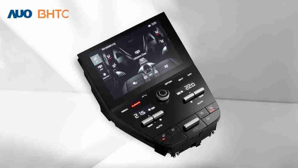 作為友達新生力軍，，，，BHTC所展示的中央與後座鞍部的Display HMI產品，，，，可處理多區恆溫控制、、、顯示畫面，，，呈現仿真3D車室分區；以力傳感技術精準傳遞觸感，，，並結合音量及震動反饋，，防止意外啟動，，，，提供使用者自然流暢、、、直觀且輕鬆駕馭的舒適介面